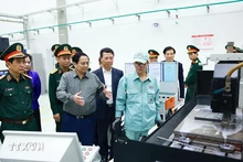 Le Premier ministre Pham Minh Chinh visite l'usine de produits mécaniques de haute technologie du groupe Viettel. Photo : VNA.