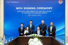 Cérémonie de signature d'un protocole d'accord (MoU) entre VinFast et le Syndicat des conducteurs et travailleurs de Durango au Mexique. Photo : VNA.