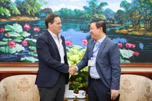 Le vice-président de l'Union des organisations d'amitié du Vietnam, Nguyen Ngoc Hung (à droite), et Jesus Lavina, chef adjoint de la division de la coopération au développement de la délégation de l’Union européenne. Photo : baoquocte