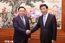 Le Président de l’Assemblée nationale du Vietnam Vuong Dinh Huê (à gauche) et le président du Comité national de la Conférence consultative politique du peuple chinois, Wang Huning. Photo : VNA.