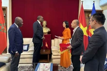 Lors de la cérémonie de remise de la décision du ministre des Affaires étrangères Bui Thanh Son de nommer Régis Facia, de nationalité béninoise, consul honoraire du Vietnam au Bénin. Photo: baoquocte