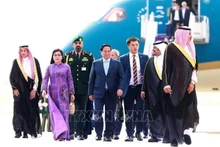 Le Premier ministre Pham Minh Chinh, son épouse et une délégation de haut niveau du Vietnam à l'aéroport international du Roi Khalid dans l'après-midi du 29 octobre (heure locale). Photo : VNA.