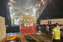 L’Australie achemine par avion-cargo du matériel d’aide d’urgence vers l’aéroport international de Nôi Bài, à Hanoi. Photo : Ambassade d'Australie au Vietnam.