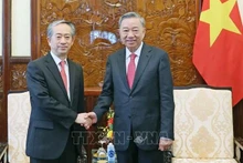 Le président To Lam (droite) reçoit l'ambassadeur de Chine au Vietnam Xiong Bo. Photo : VNA.