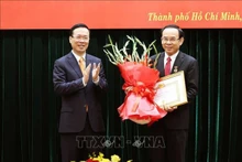 Le président Vo Van Thuong remet l'Insigne des "45 ans de membre du Parti" à Nguyen Van Nen (à droite). Photo: VNA