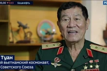 L'astronaute Pham Tuan lors d'une interview accordée à la chaîne de télévision russe Russia-24. Photo: VNA