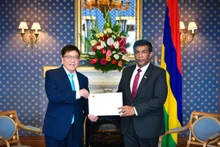 L'ambassadeur vietnamien au Mozambique et à Maurice, Pham Hoang Kim (à gauche), présente des lettres de créance au président de Maurice, Prithvirajsing Roopun. Photo: baoquocte