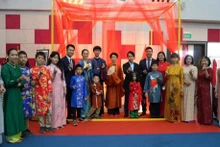 Les représentants de la communauté vietnamienne à l'exposition. Photo: baoquocte