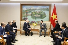 Le Vice-PM vietnamien Trân Hông Hà reçoit l'ambassadeur de Finlande au Vietnam, Keijo Novaron, et le président du groupe néerlandais Wartsila, Hakan Agnevall. Photo : VNA.