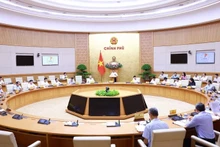 Le Premier ministre Pham Minh Chinh (centre) s’exprime lors de la réunion thématique du gouvernement sur l’élaboration des lois. Photo : VNA.
