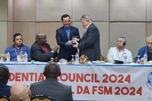 Le président de la Confédération générale du Travail du Vietnam, Nguyên Dinh Khang, a présenté un souvenir au comité d'administration de la Fédération syndicale mondiale. Photo : VNA.