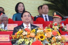 Au nom du Parti et de l'État, le Premier ministre vietnamien Pham Minh Chinh prononce le discours commémorant le 70e anniversaire de la Victoire de Dien Bien Phu. Photo : VNA.