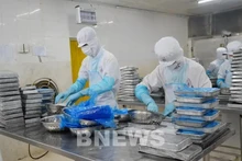 Transformation des produits aquatiques pour l’exportation chez la SARL des produits aquatiques, dans la ville de Vung Tàu (Sud). Photo : VNA.