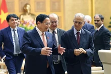 Le Premier ministre Pham Minh Chinh (à gauche) reçoit M. Narayana Murthy, co-fondateur de la société indienne de logiciels Infosys. Photo : VNA.