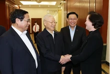 Le Secrétaire général du Parti communiste du Vietnam Nguyên Phu Trong et des dirigeants du Parti et de l'Estat participent à la réunion du sous-comité du personnel du XIVe Congrès national du Parti. Photo : VNA.