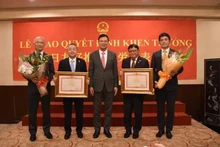 Lors de la cérémonie de remise des certificats de mérite du Premier ministre vietnamien à Sojitz Corporation et Sumitomo Corporation. Photo : VNA.