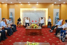 Des représentants du Comité populaire de la province de Thai Nguyên et du Comité nationale des affaires ethniques de Chine lors de la séance de travail. Photo : baothainguyen.vn