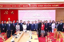 Le chef de la Commission centrale de la sensibilisation et de l’éducation Nguyen Trong Nghia (centre) et les nouveaux ambassadeurs et consuls généraux vietnamiens pour le mandat 2024-2027. Photo : VNA