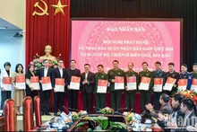 Lors de la cérémonie de remise de 40 000 exemplaires de son numéro spécial du Tet de 2024 aux soldats en poste à la frontière et sur les îles. Photo: NDEL