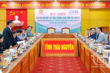 Lors de la cérémonie de signature du protocole d'accord sur leur coopération en matière de croissance verte entre le Comité populaire de la province de Thai Nguyên et Saigontel. Photo: CT