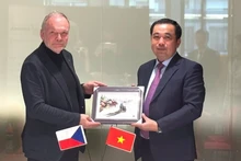 Tran Duc Thang, membre du Comité central du Parti et secrétaire du Comité provincial du Parti (à droite), offre un cadeau à un représentant tchèque. Photo : baohaiduong.