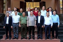 Le Président de l’Assemblée nationale, Vuong Dinh Huê (1er rang, au centre) pose avec les membres de la permanence du Comité provincial du Parti que Gia Lai. Photo : VNA.
