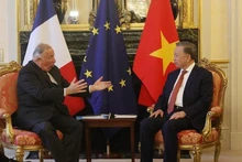 Le secrétaire général du Parti communiste du Vietnam et président de la République, Tô Lâm, (gauche) et le président du Sénat français, Gérard Larcher, à Paris. Photo : VNA.