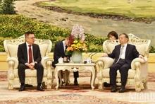 Li Shulei (à droite), membre du Bueau politique, secrétaire du Secrétariat et chef du Département de la propagande du Comité central du Parti communiste chinois (PCC), a reçoit Luong Quôc Minh, membre du Comité central du Parti, rédacteur en chef du journal « Nhan Dan », chef adjoint de la Commission centrale de la sensibilisation et de l’éducation du Parti et président de l’Association des journalistes du Vietnam. Photo: NDEL