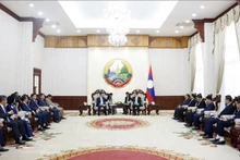 Rencontre entre le secrétaire du Comité municipal du PCV de Hanoï, Dinh Tiên Dung, et le Premier ministre lao, Sonexay Siphandone. Photo : VNA.