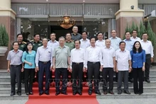 Le président To Lam (premier rang, 3e à partir de la gauche) et les autorités de la province d'An Giang. Photo : VNA.