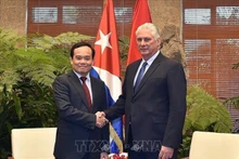 Le vice-Premier ministre vietnamien Trân Luu Quang (à gauche) et le premier secrétaire du Parti communiste cubain (PCC) et président cubain Miguel Díaz-Canel, à La Havane, le 15 avril. Photo : VGP/VNA.