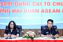 Nguyên Thi Viêt Nga (à gauche), directrice adjointe du Département de la coopération internationale du Département général des douanes du Vietnam, lors de la conférence de presse à Hanoi, le 21 mai. Photo : VNA
