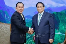 Le Premier ministre Pham Minh Chinh (droite) et le ministre cambodgien de l'Inspection. Photo : VNA