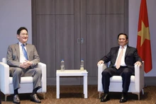 Le Premier ministre Pham Minh Chinh (droite) a reçu le 2 juillet à Séoul Lee Jae Yong, président du groupe Samsung. Photo : VNA.