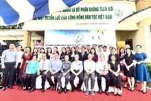 Lors de la cérémonie visant à féliciter des experts et intellectuels vietnamiens d'outre-mer pour leurs contributions significatives. Photo: thoidai