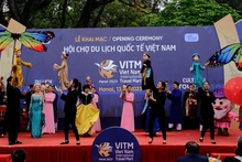 Un spectacle lors de l'inauguration du Festival international du tourisme du Vietnam - VITM Hanoi 2023. Photo : VietnamPlus.