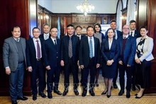La délégation de l'Audit d'État du Vietnam et la vice-présidente Bureau d'audit de l'État de Hongrie, Monika Karas (3e, droite, première ligne). Photo : VNA.