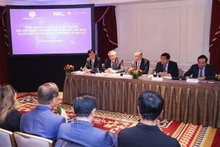 Le secrétaire général et président Tô Lâm (centre) rencontre des membres du Vietnam Innovation Network, aux États-Unis, le le 23 septembre. Photo : VNA.