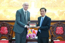 Le président du Comité populaire de la province de Thua Thiên Huê, Nguyên Van Phuong (à droite), et Pierre du Ville, représentant en chef de la délégation Wallonie - Bruxelles (Belgique) au Vietnam. Photo : www.thuathienhue.gov.vn