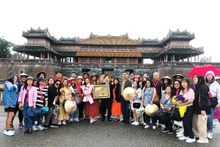 Une délégation Famtrip, composée de 63 membres représentant des agences de voyages philippines, est venue enquêter sur les destinations touristiques célèbres de la province de Thua Thien Hue. Photo: VOV