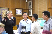 Le vice-président de la province de Quang Binh, Hoang Xuan Tan (chemise bleue), discute avec Christine Ebrey, présidente du Conseil national de spéléologie des États-Unis. Photo : NDEL