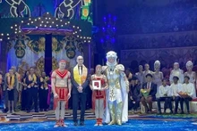 Les artistes Duc Thinh et Thu Trang remportent le prix d'argent lors du Festival. Photo: Comité d'organisation