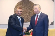 Le secrétaire général du Comité central du Parti communiste du Vietnam To Lam (à droite) reçoit Tony Fernandes, PDG de Capital A. Photo : VNA.