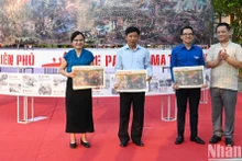 Lors de l'événement, le journal Nhan Dan a fait don de 1 000 encarts spéciaux aux représentants du journal de Dien Bien Phu, du Service de la Culture, des Sports et du Tourisme, du Service de l'Éducation et de la Formation et l'Union provinciale de la jeunesse de la province de Dien Bien. Photo: NDEL