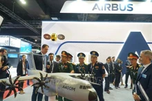 La délégation vietnamienne visite le stand d'Airbus dans le cadre de DSA. Photo : VNA.