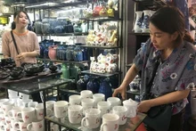Au marché du village de la céramique de Bat Trang, Gia Lam, Hanoï. Photo : VNA