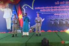 Lors de la cérémonie de célébration du 80e anniversaire de la fondation de l'Armée populaire du Vietnam et du 35e anniversaire de la Journée de la défense nationale. Photo: QDND