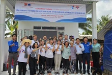 Des bénévols américains et vietnamiens à Tân Phu Tây. Photo : VNA.