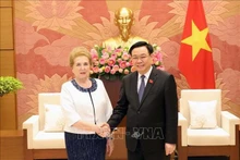 Le président de l’Assemblée nationale du Vietnam Vuong Dinh Huê et la première vice-présidente de l’Assemblée nationale hongroise Márta Mátrai, à Hanoi, le 16 avril. Photo : VNA.