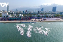 Le Festival Amazing Binh Dinh 2024 a lieu dans la lagune de Thi Nai. Photo: VOV
